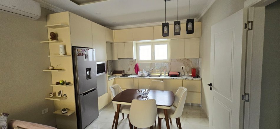 Tirane, jepet me qera apartament 1+1+Ballkon Kati 5, 70 m² 400 € (amerikan 2)