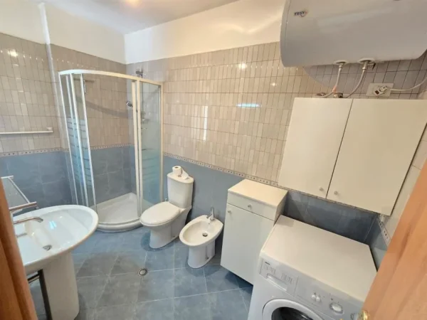 Tirane, jepet me qera apartament 2+1+Ballkon Kati 3, 100 m² 750 € (pazari i ri)