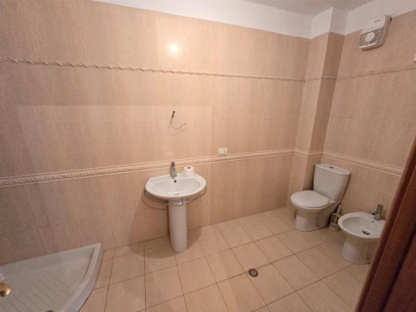 Tirane, jepet me qera apartament 2+1+Ballkon Kati 3, 100 m² 750 € (pazari i ri)