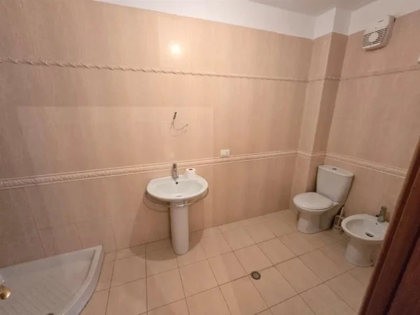 Tirane, jepet me qera apartament 2+1+Ballkon Kati 3, 100 m² 750 € (pazari i ri)