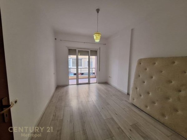 Tirane, jepet me qera apartament 2+1 Kati 1, 120 m² 500 € (KOPESHTI BOTANIK)