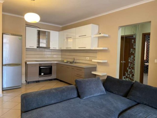 Tirane, jepet me qera apartament 2+1+Ballkon Kati 8, 105 m² 600 € (komuna e parisit)