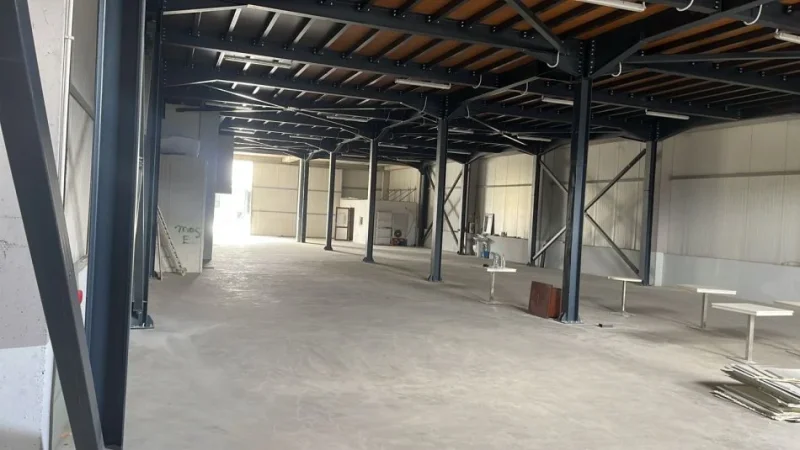 Tirane, jepet me qera magazine Kati 2, 1.700 m² 4.500 € (City Park)