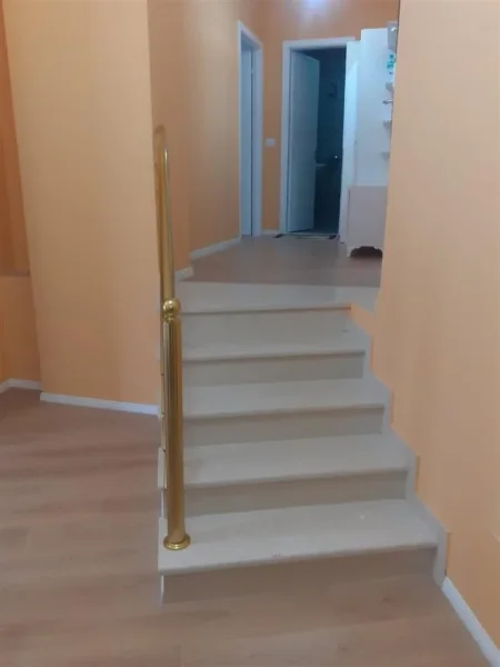 Tirane, jepet me qera apartament 2+1+Ballkon Kati 1, 94 m² 600 € (kodra e diellit)
