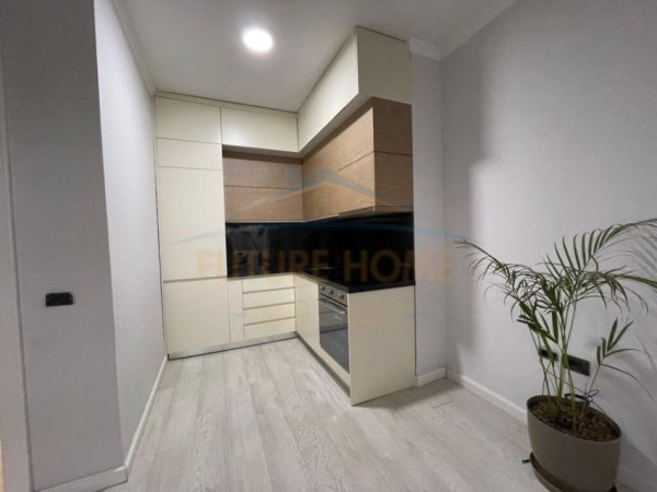 Tirane, shitet apartament 2+1+Ballkon Kati 3, 165.000 € (KOPSHTI BOTANIK)