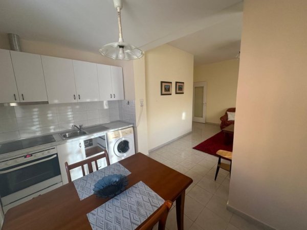 Tirane, jepet me qera Vile 1+1+Ballkon Kati 2, 65 m² 450 € (Rruga Fortuzi)