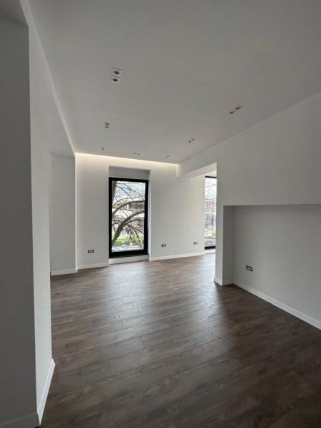 Tirane, jepet me qera ambjent biznesi Kati 1, 76 m² 1.500 € (SHALLVARET)