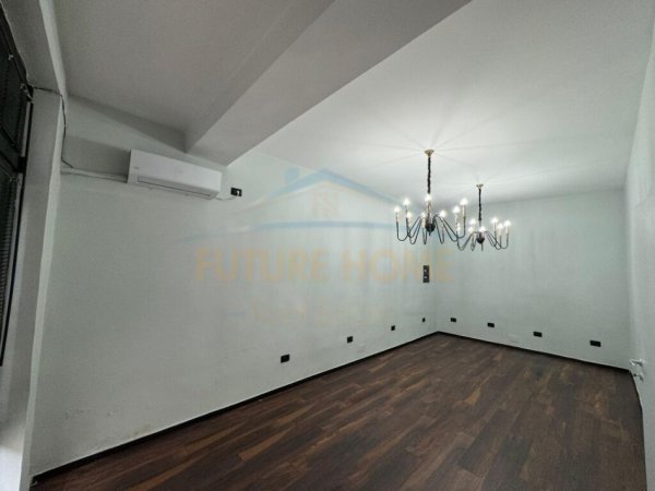 Tirane, jepet me qera ambjent biznesi Kati 0, 50 m² 500 € (STACIONI I TRENIT)