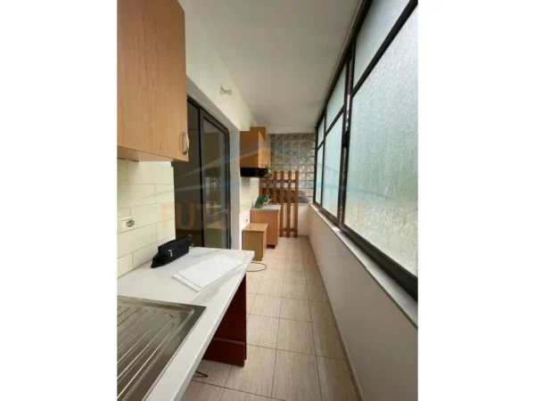 Tirane, jepet me qera zyre Kati 1, 55 m² 500 € (RRUGA E KAVAJES)