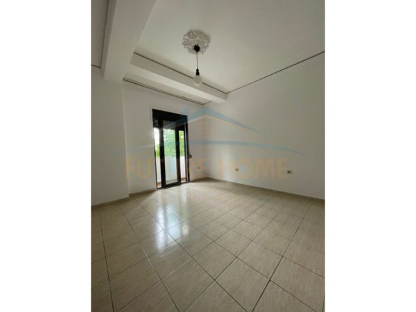 Tirane, jepet me qera zyre Kati 1, 55 m² 500 € (RRUGA E KAVAJES)