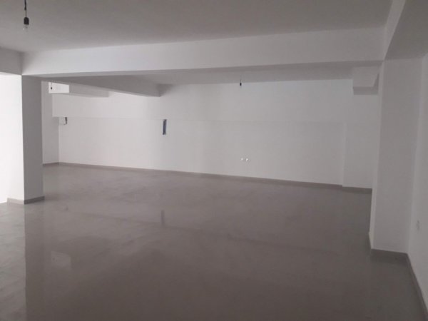 Tirane, jepet me qera ambjent biznesi Kati 2, 171 m² 1.200 € (Stacioni i trenit)