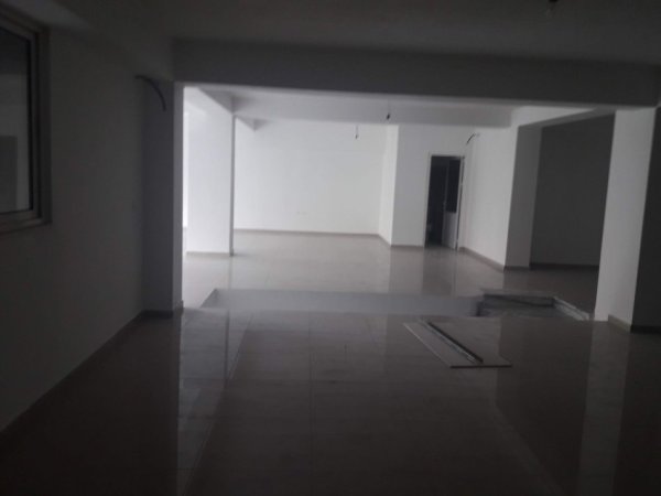 Tirane, jepet me qera ambjent biznesi Kati 2, 171 m² 1.200 € (Stacioni i trenit)