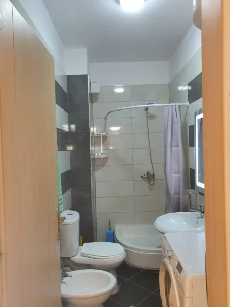 Tirane, jepet me qera apartament 2+1 Kati 4, 78 m² 500 € (Brryli)