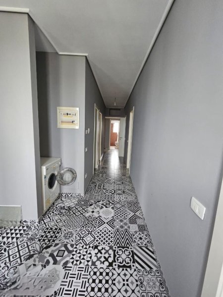 Tirane, jepet me qera apartament 3+1+Ballkon Kati 3, 160 m² 400 € (VILAT AMERIKANE)
