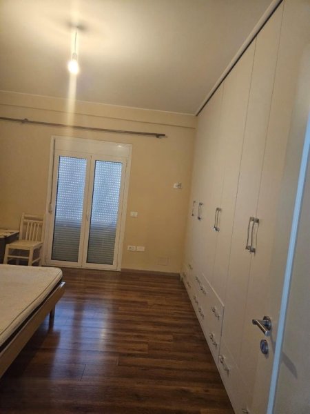 Tirane, jepet me qera apartament 3+1+Ballkon Kati 3, 160 m² 400 € (VILAT AMERIKANE)