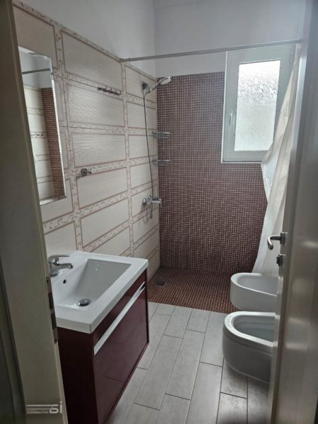 Tirane, jepet me qera apartament 3+1+Ballkon Kati 3, 160 m² 400 € (VILAT AMERIKANE)