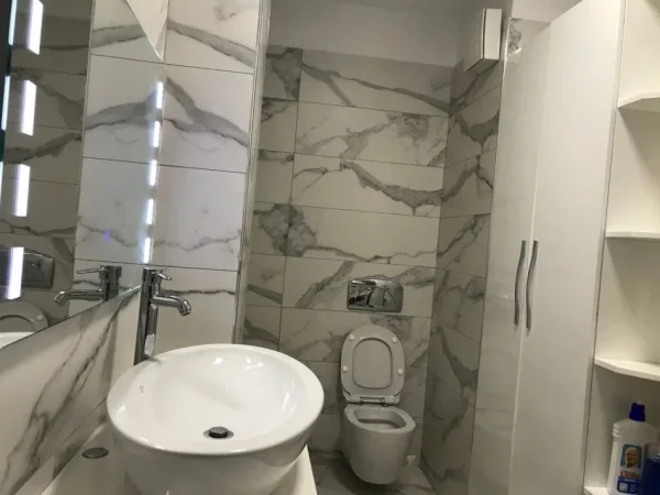 Durres, jepet me qera apartament 3+1 , 550 € (Durres)