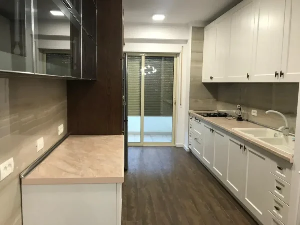 Durres, jepet me qera apartament 3+1 , 550 € (Durres)