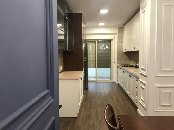 Durres, jepet me qera apartament 3+1 , 550 € (Durres)