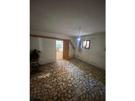 Tirane, jepet me qera garazh , 109 m² 350 € (Rruga Kongresi Manastirit, Tirane, AREA41635)