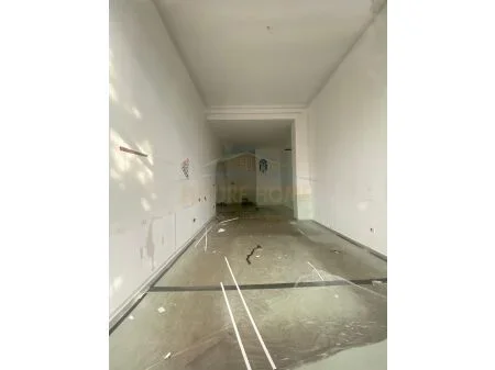 Tirane, jepet me qera dyqan Kati 0, 90 m² 900 € (Rruga 4 Deshmoret) AREA41644