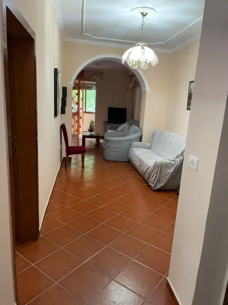 Tirane, jepet me qera apartament 2+1 Kati 1, 75 m² 500 € (21 Dhjetori)
