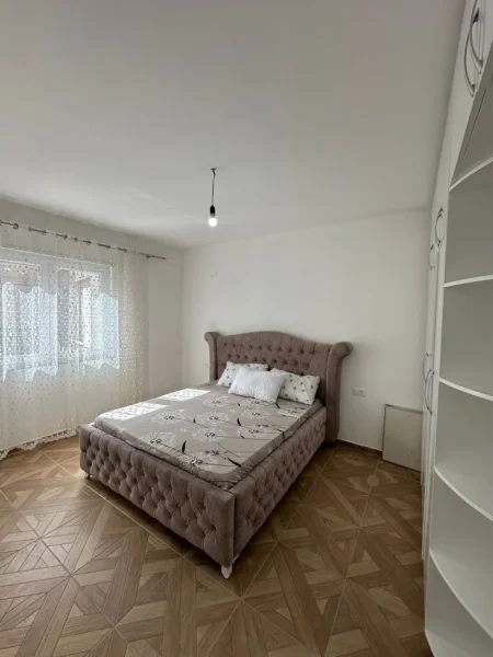 Tirane, jepet me qera apartament 2+1+Ballkon Kati 2, 102 m² 450 € (rruga sokrat miho)