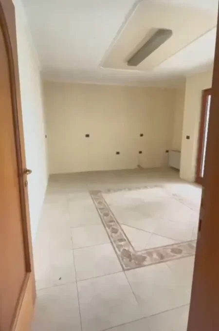 Tirane, jepet me qera ambjent biznesi Kati 5, 170 m² 1.600 € (Bllok)