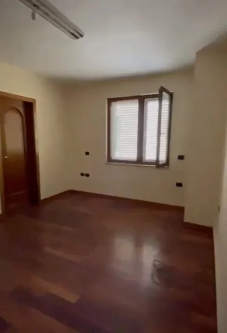 Tirane, jepet me qera ambjent biznesi Kati 5, 170 m² 1.600 € (Bllok)