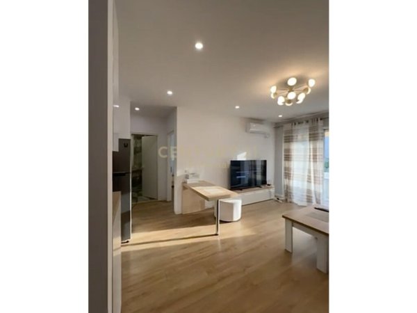 Tirane, jepet me qera apartament 2+1+Ballkon Kati 4, 100 m² 700 € (Liqeni i Thate)