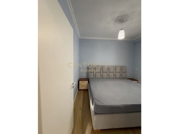 Tirane, jepet me qera apartament 2+1+Ballkon Kati 4, 100 m² 700 € (Liqeni i Thate)