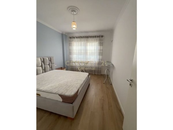 Tirane, jepet me qera apartament 2+1+Ballkon Kati 4, 100 m² 700 € (Liqeni i Thate)