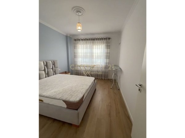 Tirane, jepet me qera apartament 2+1+Ballkon Kati 4, 100 m² 700 € (Liqeni i Thate)