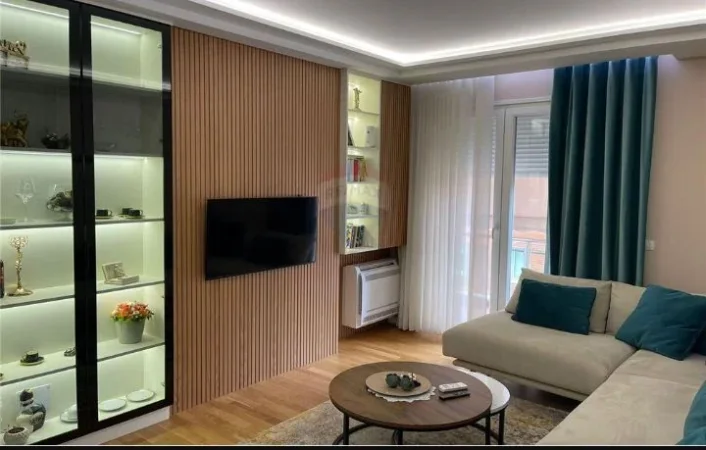 Tirane, ndarje qeraje me vajze apartament 2+1+Ballkon Kati 4, 97 m², 200 €/personi (Rr. Nexho konomi, kompleksi sima com)