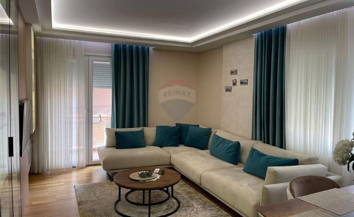 Tirane, ndarje qeraje me vajze apartament 2+1+Ballkon Kati 4, 97 m², 200 €/personi (Rr. Nexho konomi, kompleksi sima com)