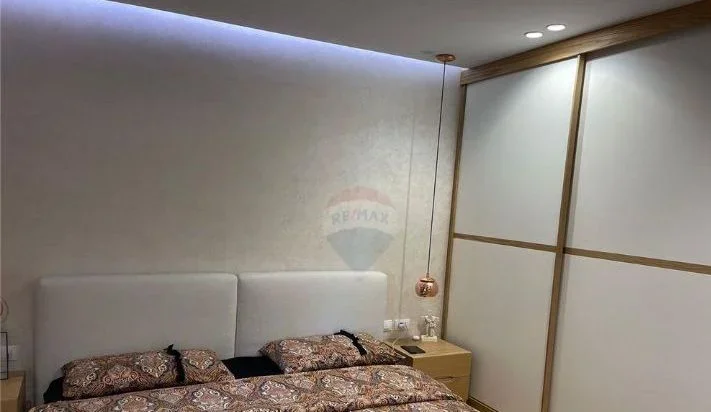 Tirane, ndarje qeraje me vajze apartament 2+1+Ballkon Kati 4, 97 m², 200 €/personi (Rr. Nexho konomi, kompleksi sima com)