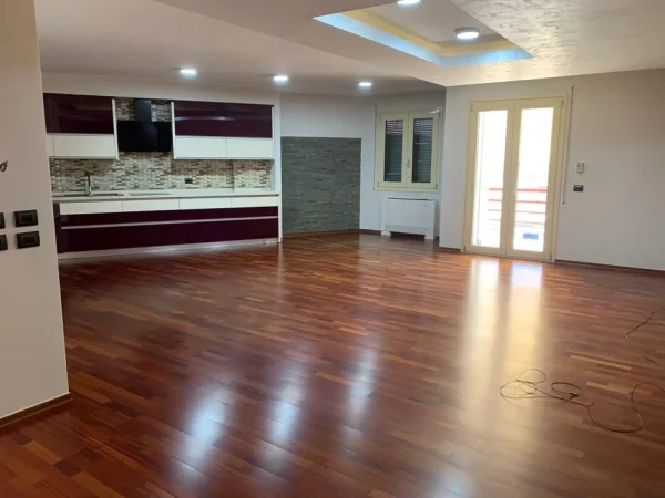 Tirane, jepet me qera zyre Kati 2, 165 m² 1.300 €
