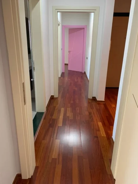 Tirane, jepet me qera zyre Kati 2, 165 m² 1.300 €
