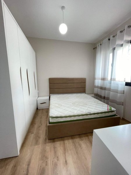 Tirane, jepet me qera apartament 2+1+Ballkon Kati 5, 123 m² 800 € (rruga kavajes tek square 21)