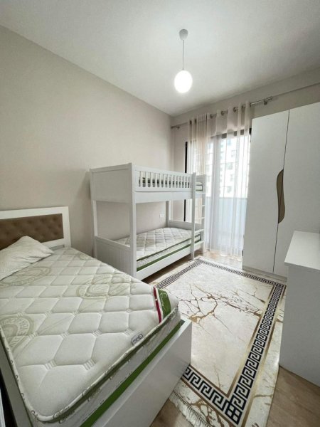 Tirane, jepet me qera apartament 2+1+Ballkon Kati 5, 123 m² 800 € (rruga kavajes tek square 21)