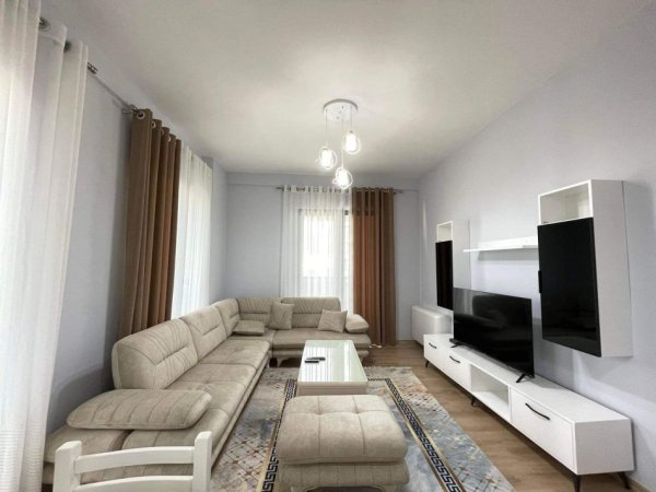 Tirane, jepet me qera apartament 2+1+Ballkon Kati 5, 123 m² 800 € (rruga kavajes tek square 21)