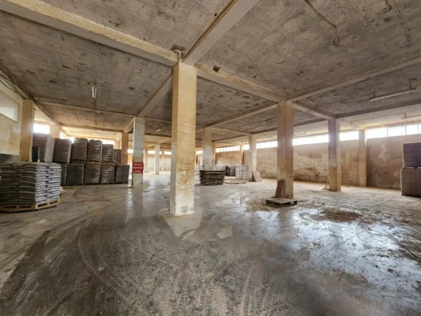 Tirane, jepet me qera ambjent biznesi Kati 0, 1.300 m² 3.000 € (Vore)