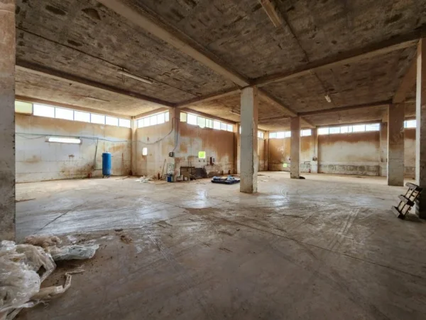 Tirane, jepet me qera ambjent biznesi Kati 0, 1.300 m² 3.000 € (Vore)