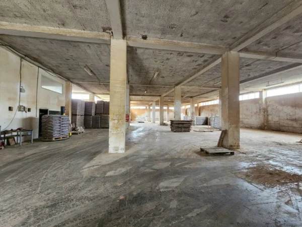 Tirane, jepet me qera ambjent biznesi Kati 0, 1.300 m² 3.000 € (Vore)