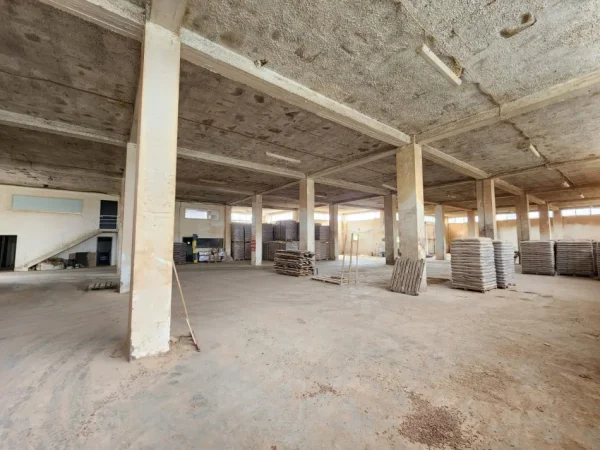 Tirane, jepet me qera ambjent biznesi Kati 0, 1.300 m² 3.000 € (Vore)