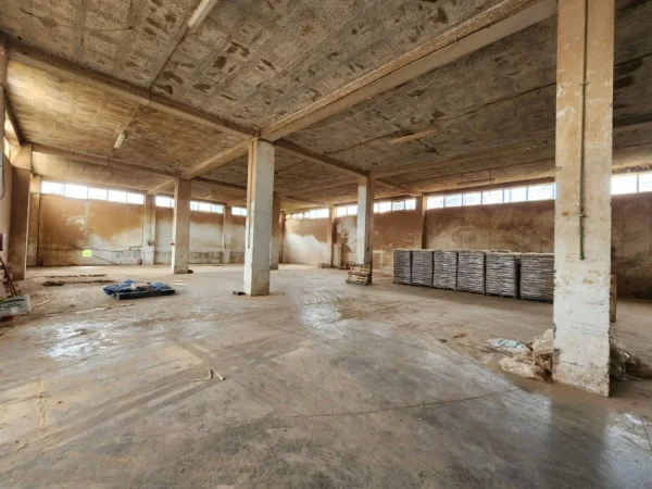 Tirane, jepet me qera ambjent biznesi Kati 0, 1.300 m² 3.000 € (Vore)