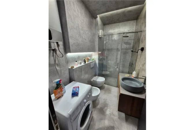 Tirane, jepet me qera 1+1+Ballkon , 550 € (Liqeni i Thate)