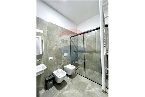 Tirane, jepet me qera apartament 2+1 Kati 5, 123 m² 800 € (Square 21,Arlis - Rruga e Kavajës, Shqipëri)
