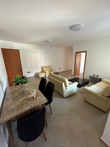 Tirane, jepet me qera apartament 1+1+Aneks+Ballkon Kati 4, 70 m² 500 € ( Komuna e Parisit)
