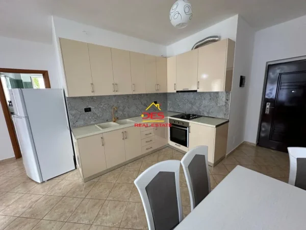Vlore, jepet me qera apartament 2+1 Kati 2, 110 m² 400 € (Rruga Hasan Kushta)
